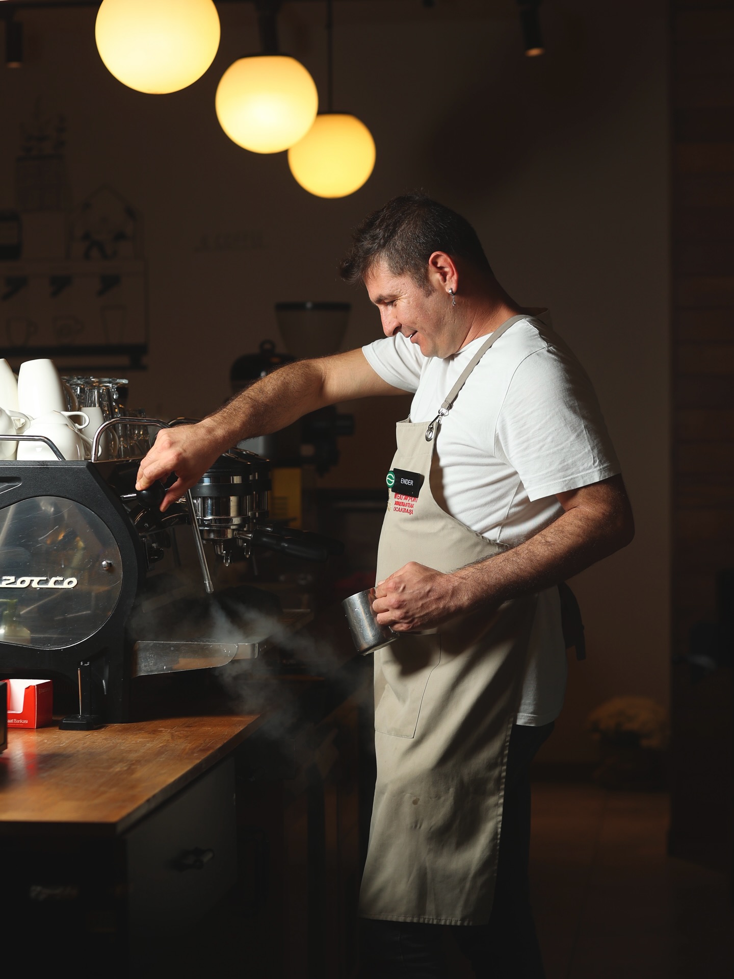 Grado baristası kahve hazırlarken