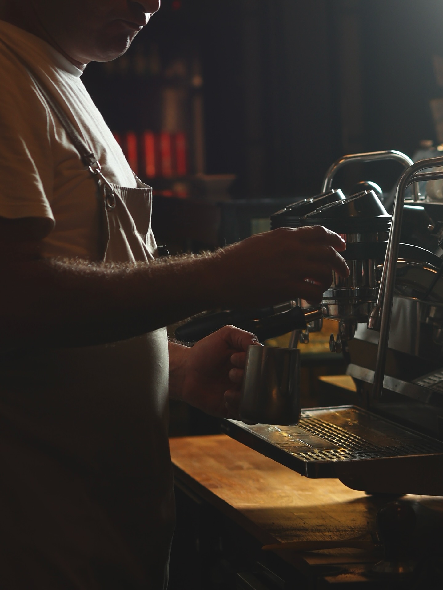 Grado baristası espresso makinesinde çalışırken