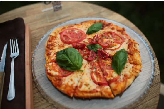 Grado İtalyan usulü Margarita pizza